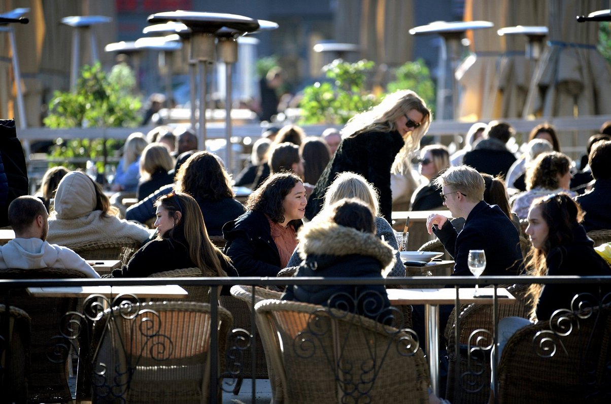 Cilvēki Zviedrijas galvaspilsētas Stokholmas kafejnīcās