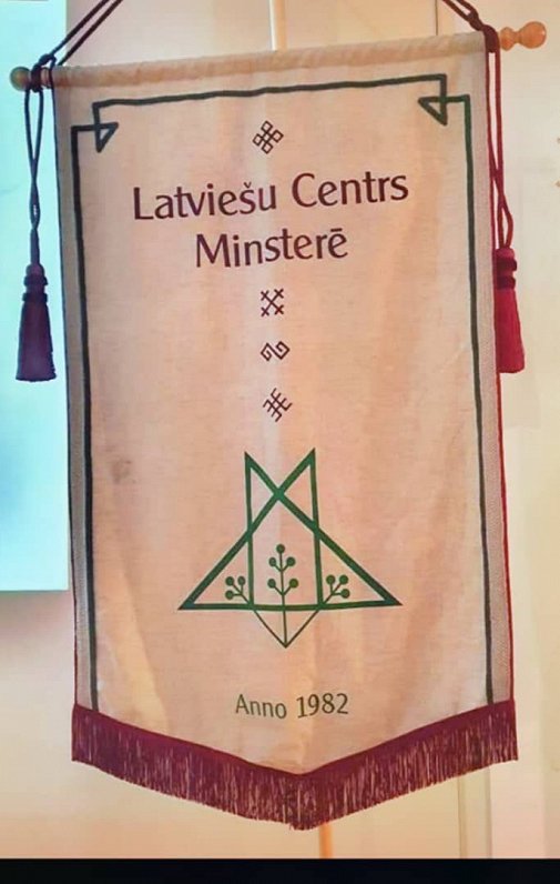 Par godu dzimšanas dienai latviešu centrs ticis pie jauna, vēl nebijuša dizaina karoga.