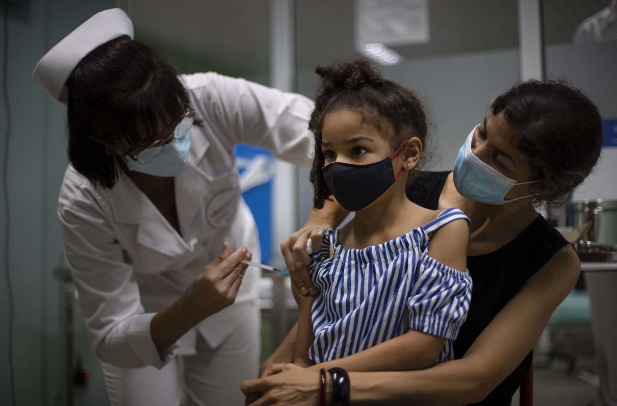 Kubā meitene saņem vakcīnu pret Covid-19