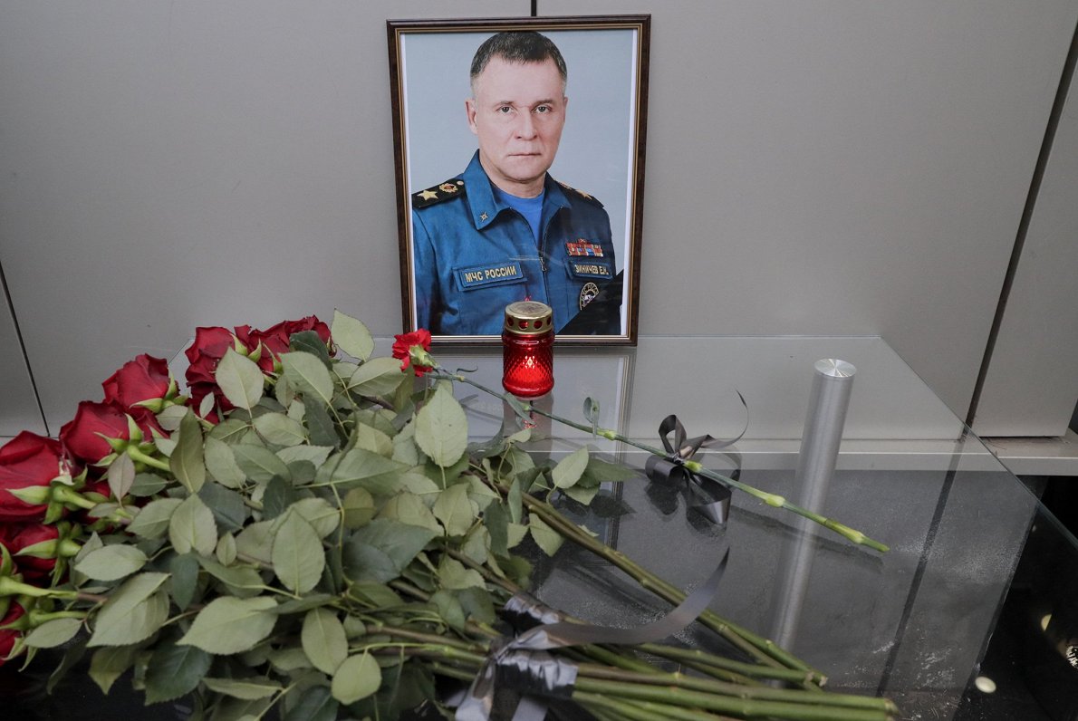 Ziedi un Ziničeva portrets pie Krievijas Ārkārtas situāciju ministrijas ēkas Maskavā