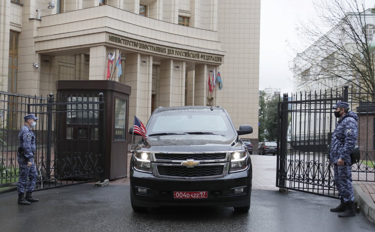 ASV vēstnieka Džona Salivana automašīna pie Krievijas Ārlietu ministrijas 10. septembrī.
