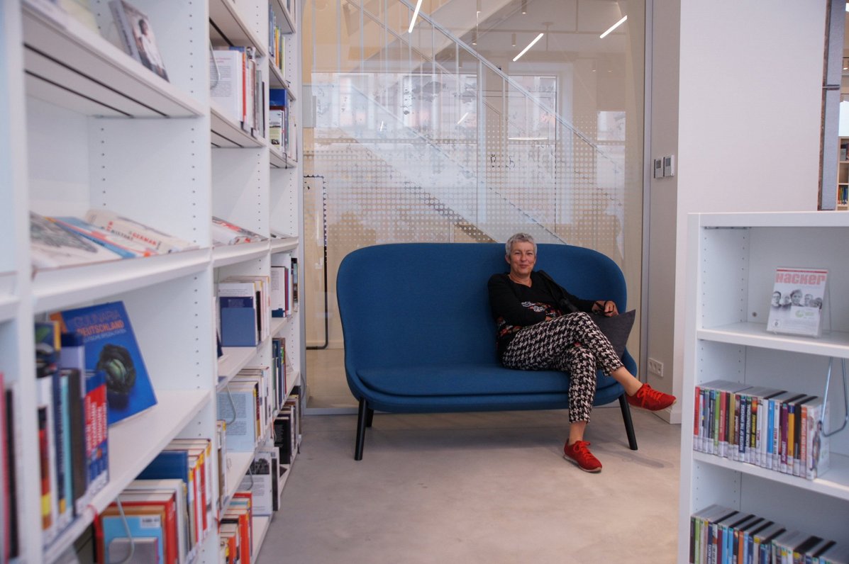 Carola Lentz in library of Goethe Institut