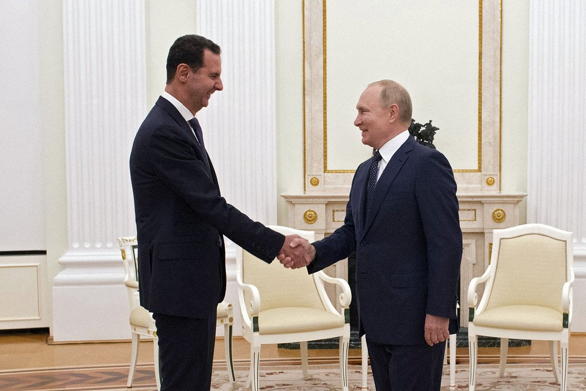 Krievijas prezidents Vladimirs Putins (no labās) pirmdien Kremlī tikās ar Sīrijas līderi Bašaru al A...