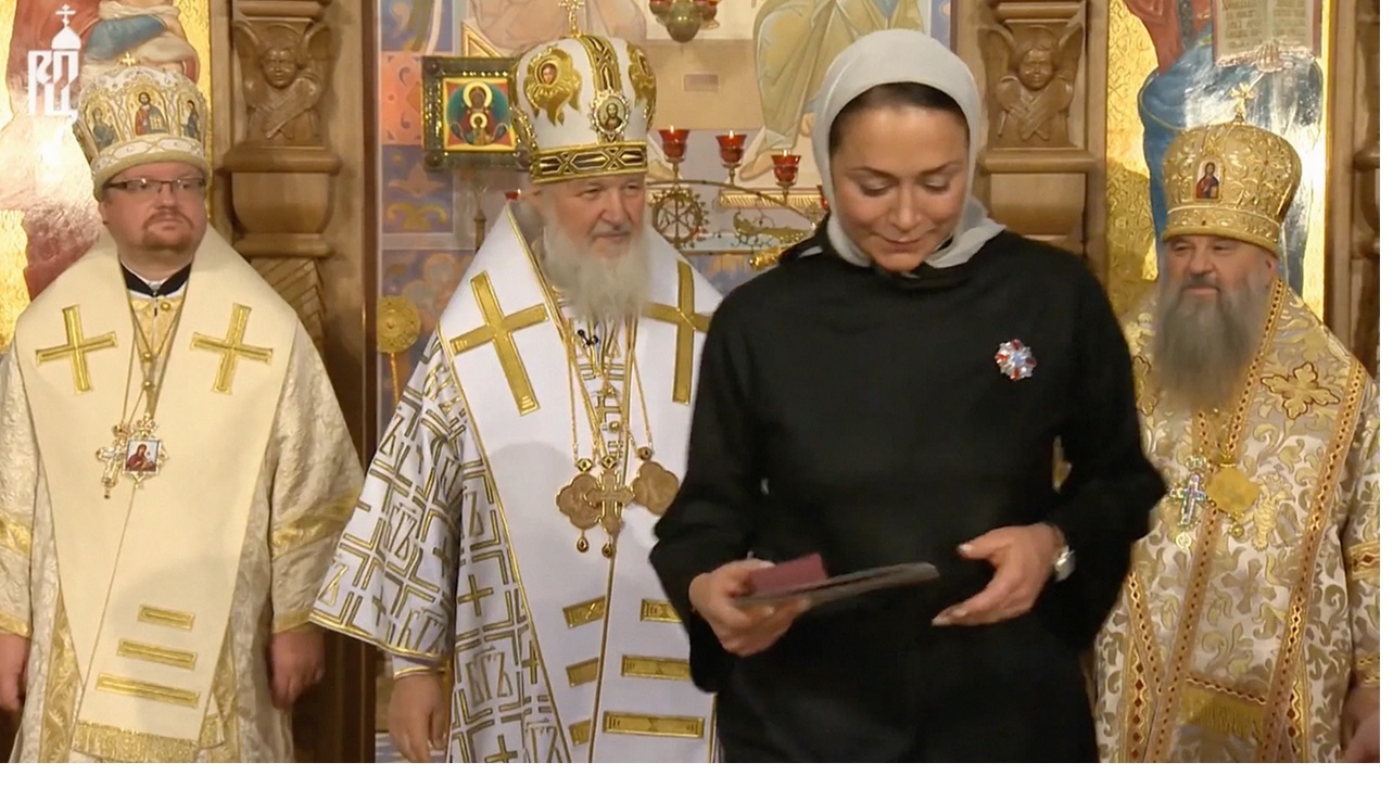 Svetlana Poļakova ar Krievijas pareizticīgās baznīcas garīdzniekiem