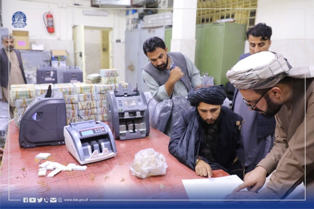 Afganistānas centrālās bankas izplatītajā attēlā redzams, kā talibi centrālajai bankai nodod naudu.