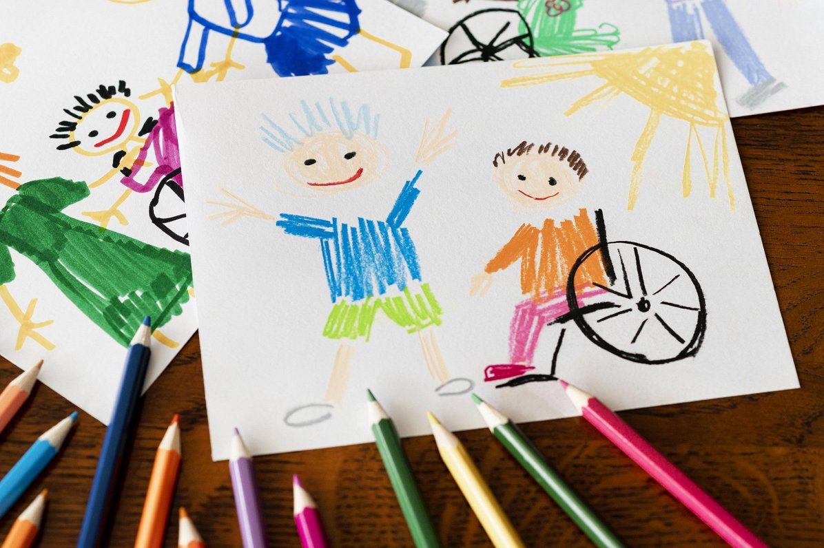 Bērnu zīmējumi, kuros attēlota persona ratiņkrēslā. Attēls ilustratīvs.