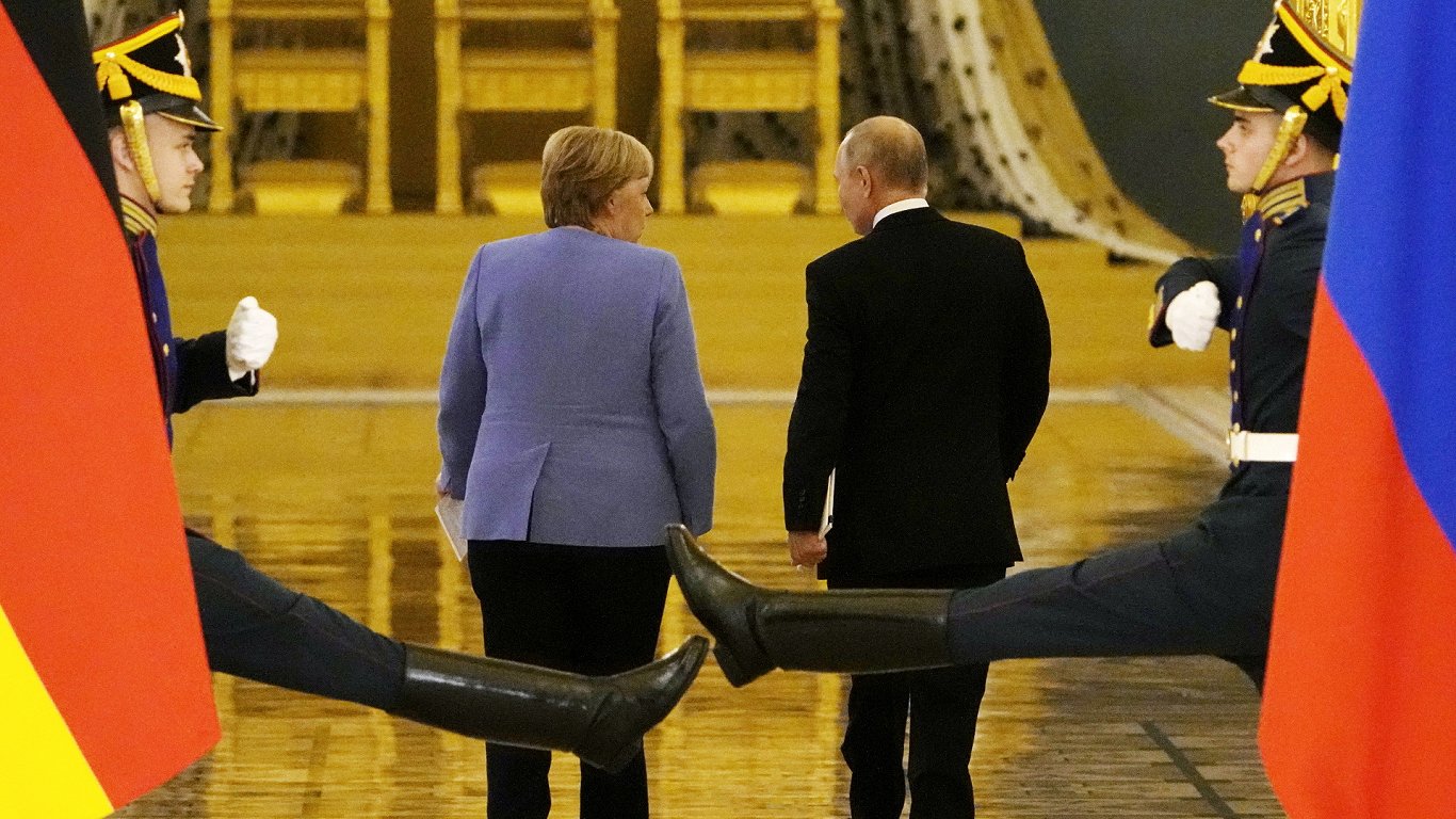 Канцлер ФРГ Ангела Меркель и президент РФ Владимир Путин идут на пресс-конференцию. Москва, Кремль,...
