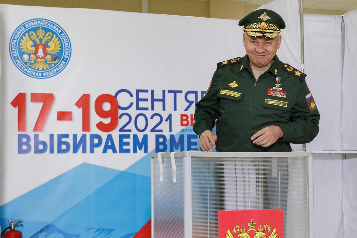 Krievijas aizsardzības ministrs Sergejs Šoigu balso Valsts domes vēlēšanās