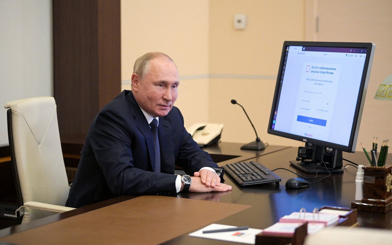 Piektdien arī Krievijas prezidents Vladimirs Putins izmantoja iespēju nobalsot internetā. Pēc kontak...