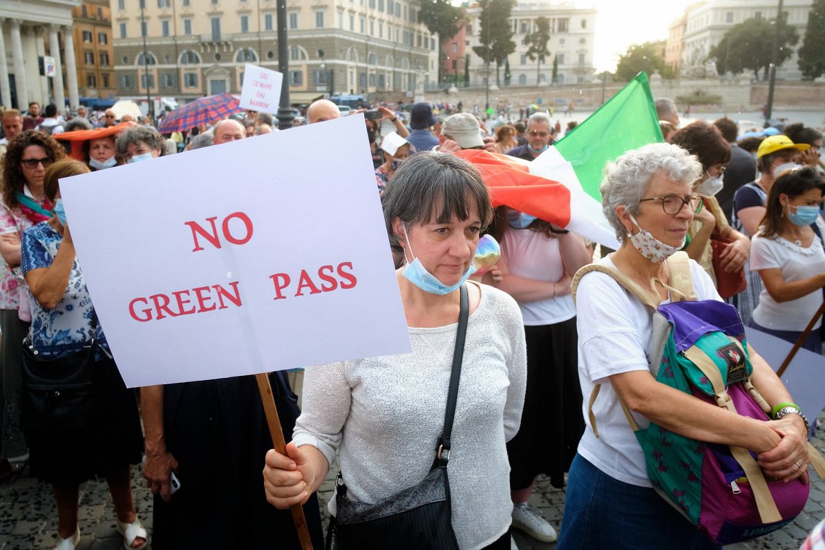 Protesti pret Covid-19 sertifikāta jeb tā sauktās &quot;Zaļās pases&quot; pieprasīšanu