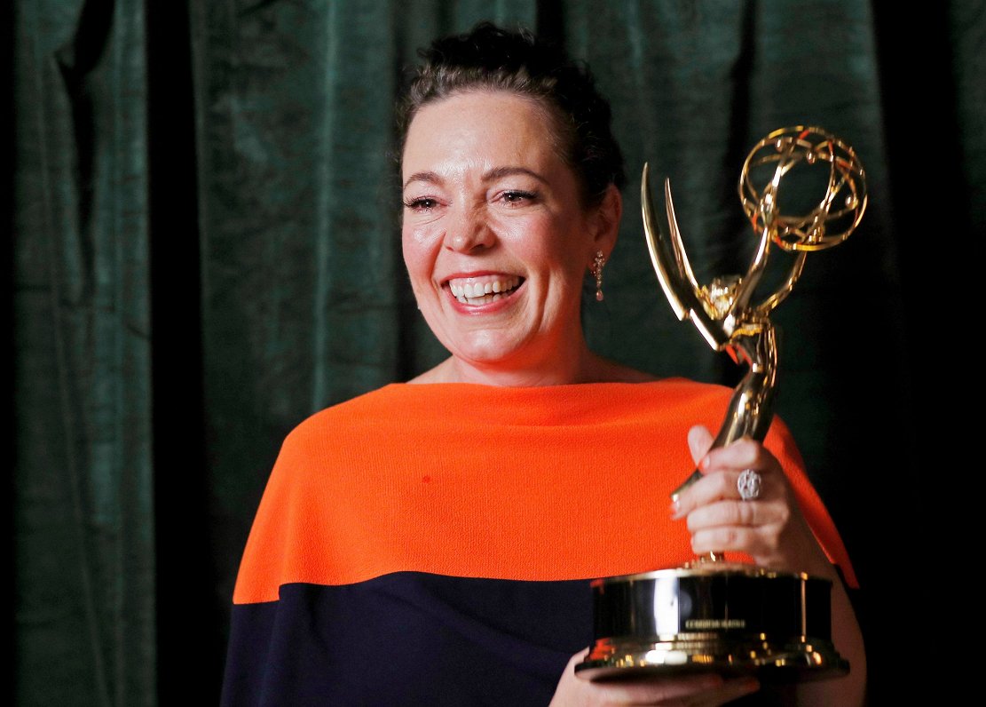 Olīvija Kolmena saņem Emmy balvu par karalienes Elizabetes II atveidojumu seriālā &quot;The Crown&qu...