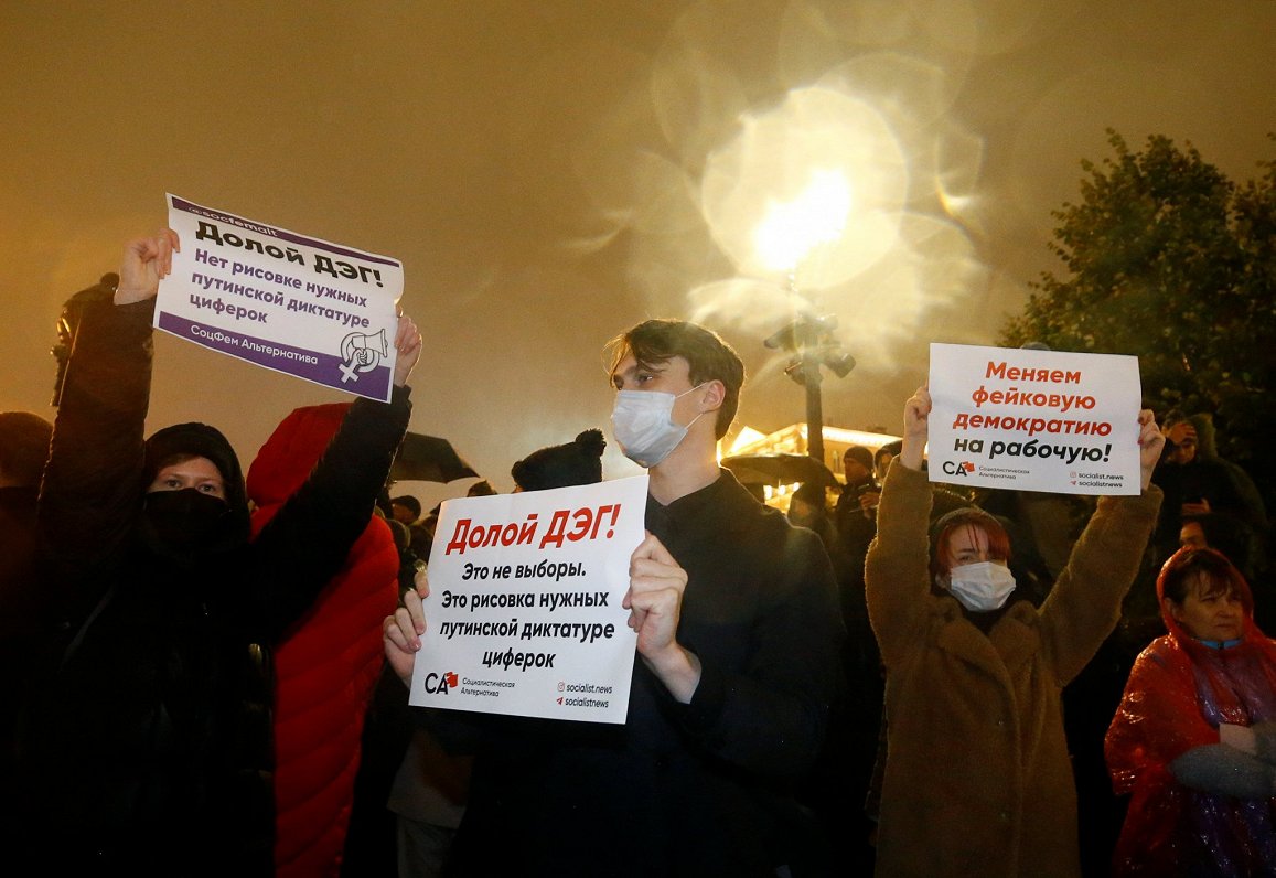 Maskavā komunistiskās partijas atbalstītāji protestē pret parlamenta vēlēšanu rezultātu iespējamo vi...