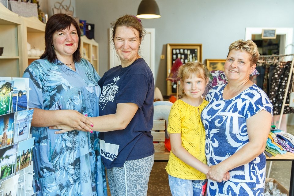 Mātes un meitas. Eva Viļķina ar meitu Signi un Irina Bērziņa ar meitu Keitu bieži sastopamas veikalā...