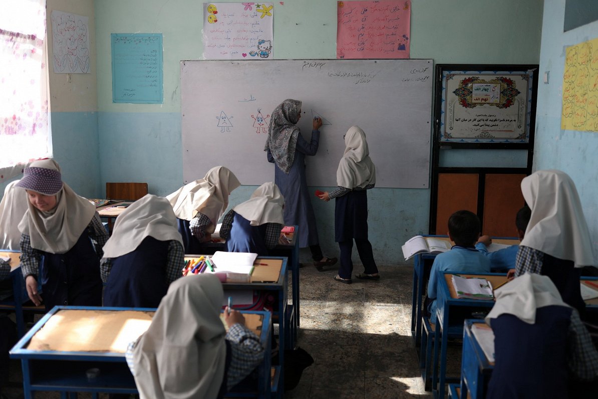 Afgāņu meitenes mācās skolā Kabulā
