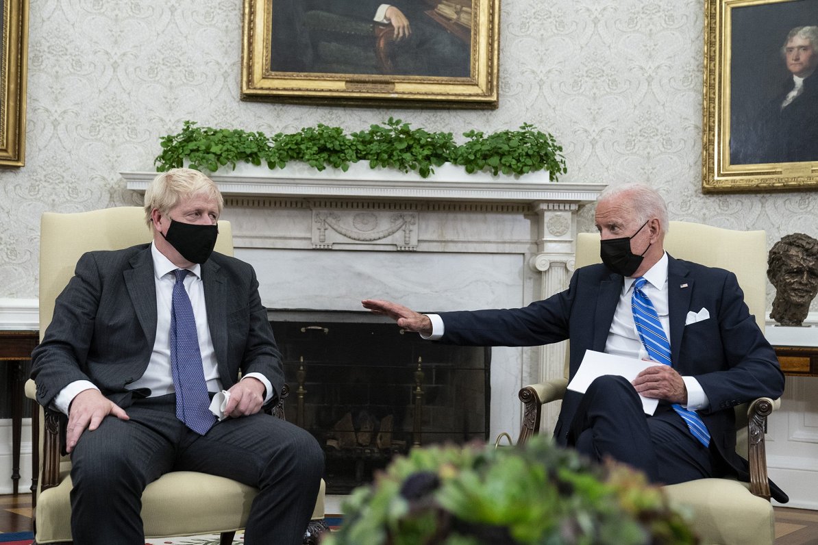 ASV prezidents Džo Baidens (no labās) tiekas ar Lielbritānijas premjeru Borisu Džonsonu