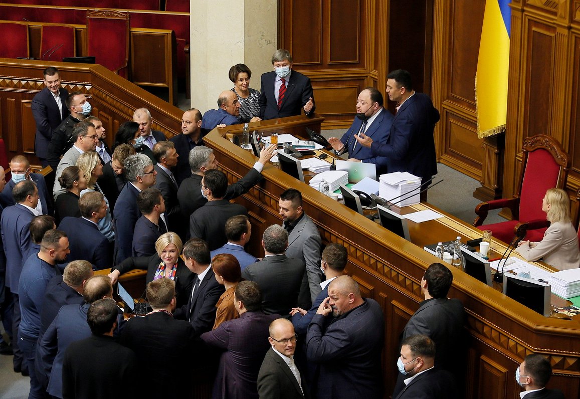 Diskusijas parlamentā pirms oligarhu likuma pieņemšanas