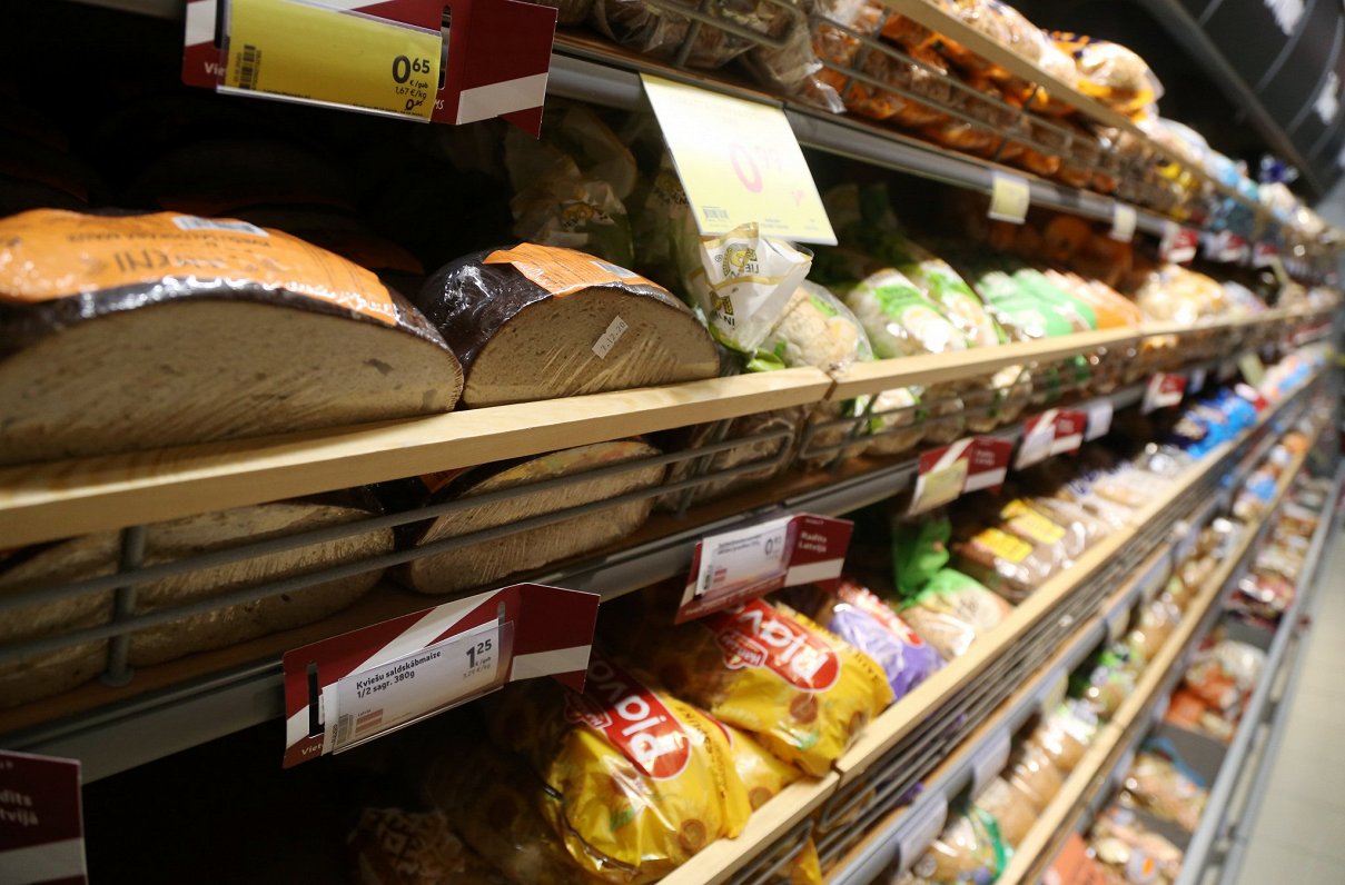 Хлеб на магазинных полках. Иллюстративное фото
