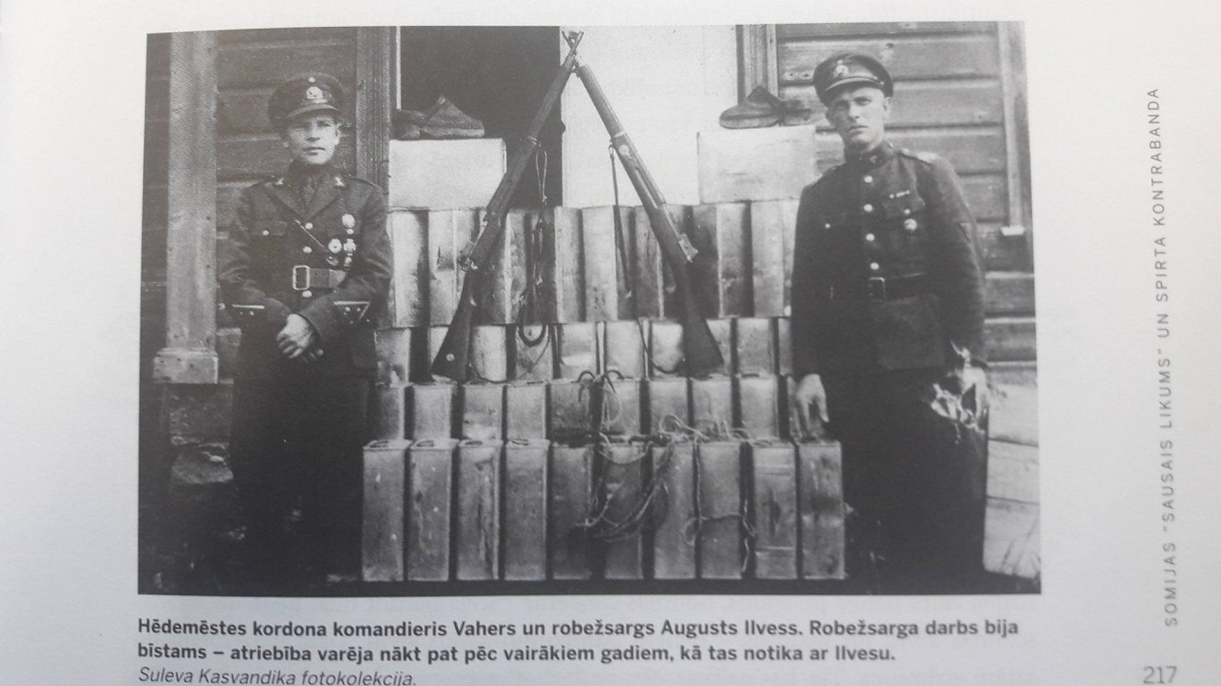 Augusts Ilvess (pa labi) ar kāda reida laikā konsfiscēto spirta kontrabandu. Suleva Kasvandika fotok...