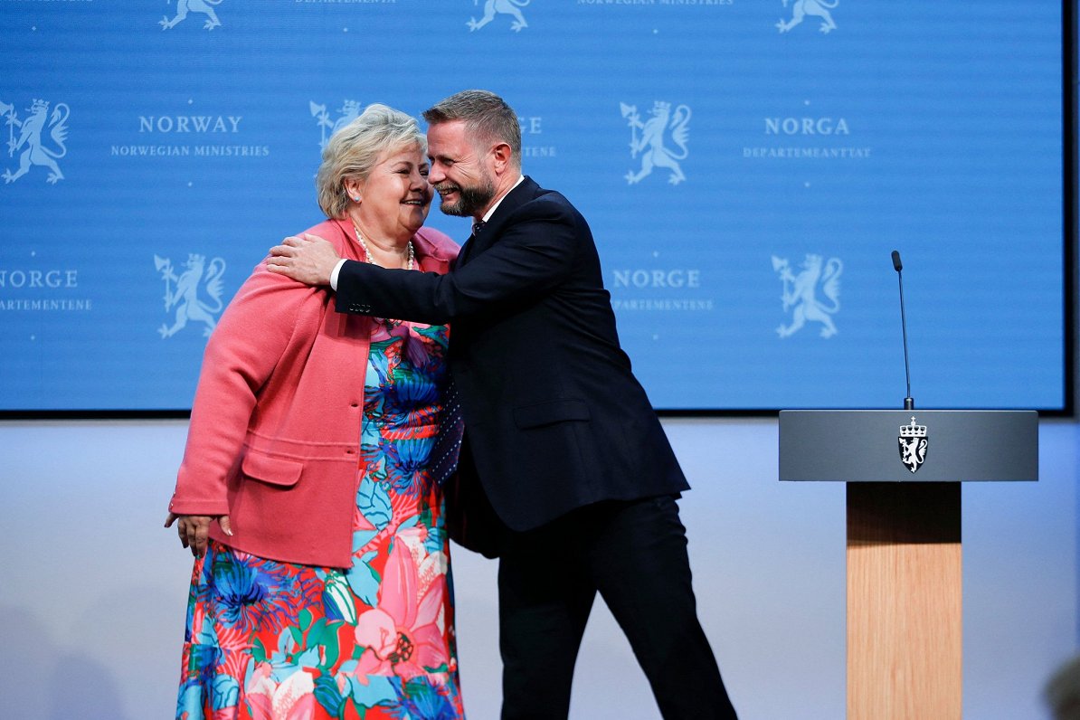 Norvēģijas valdības vadītāja Erna Sūlberga apskaujas ar veselības ministru Bentu Heiji, paziņojot no...