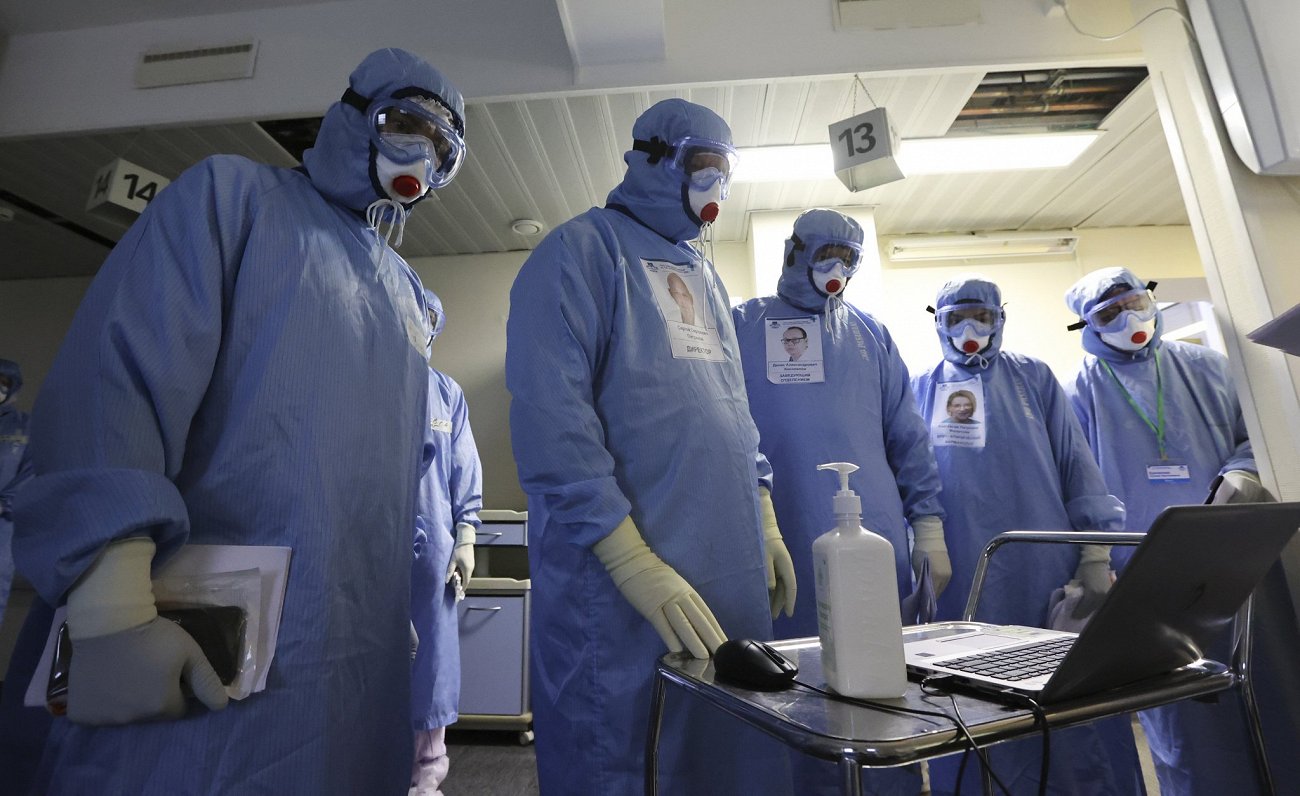 Krievijas mediķi Covid-19 pacientu ārstēšanas nodaļā
