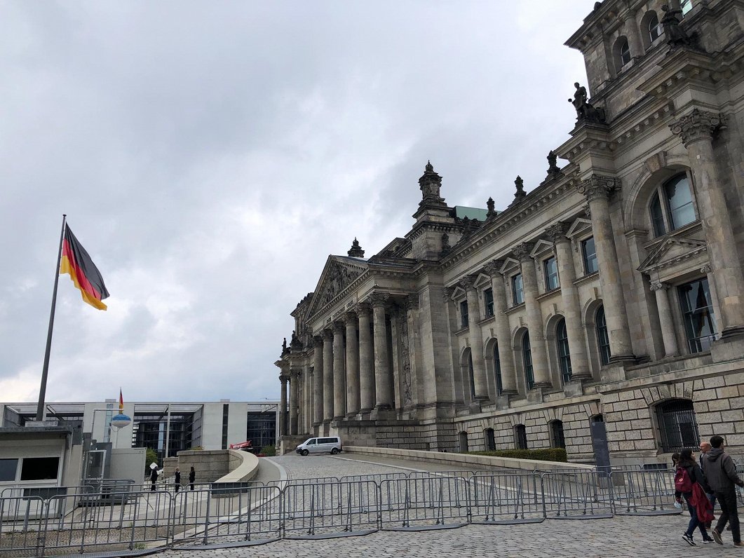 Newly elected German Bundestag convenes for first sitting / Article