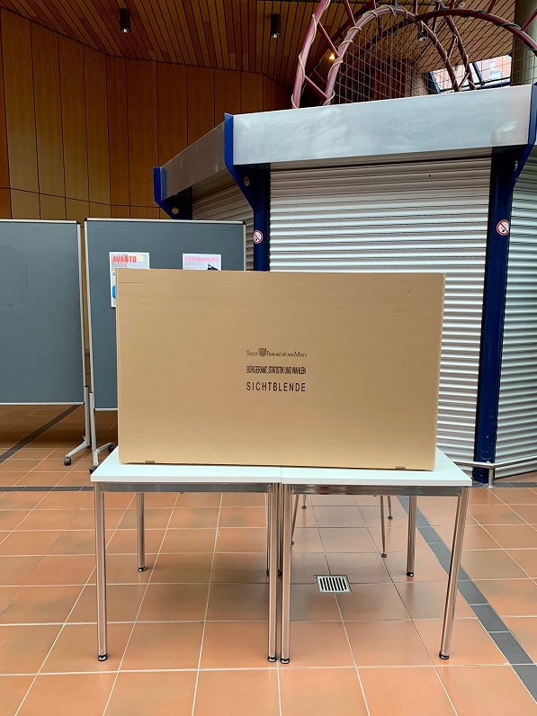 Viens no Vācijas parlamenta vēlēšanu iecirkņiem Frankfurtē.