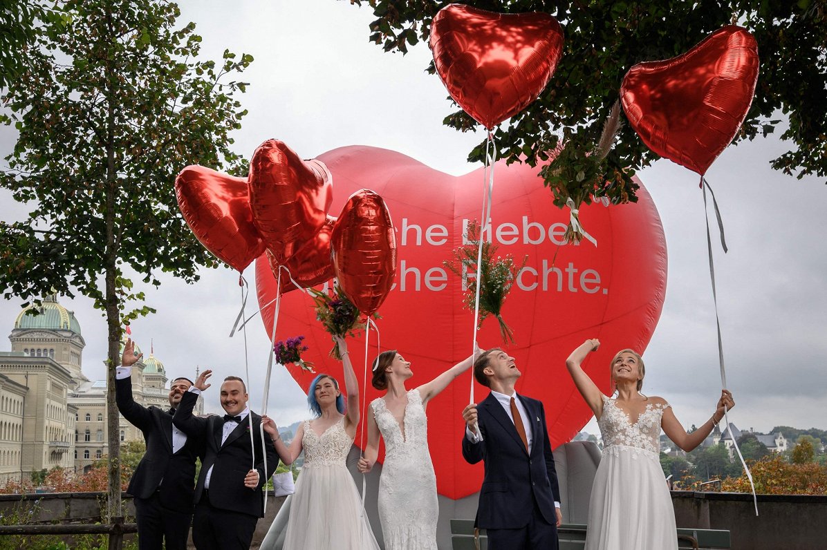 Jaunie pāri viendzimuma laulību legalizēšanas referenduma dienā Šveicē