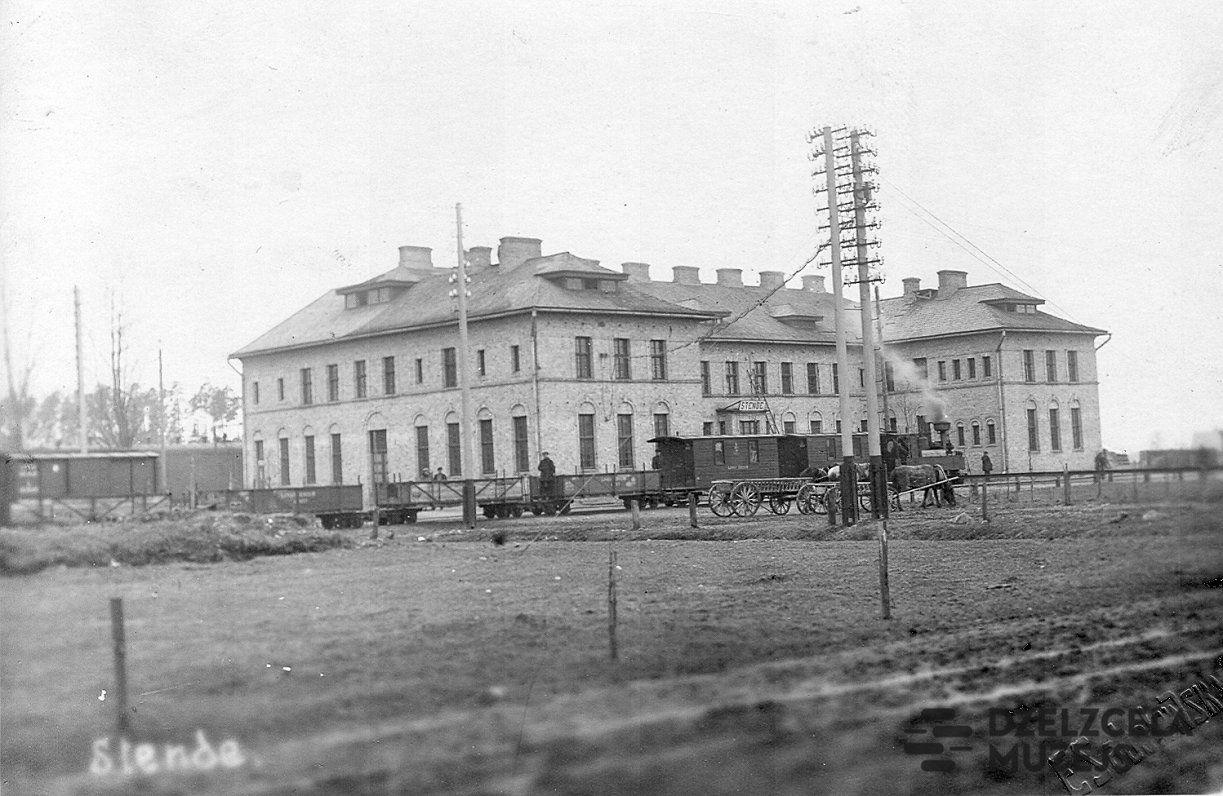 Kravas vilciens Stendes stacijā. 20. gs. 20.–30. gadi