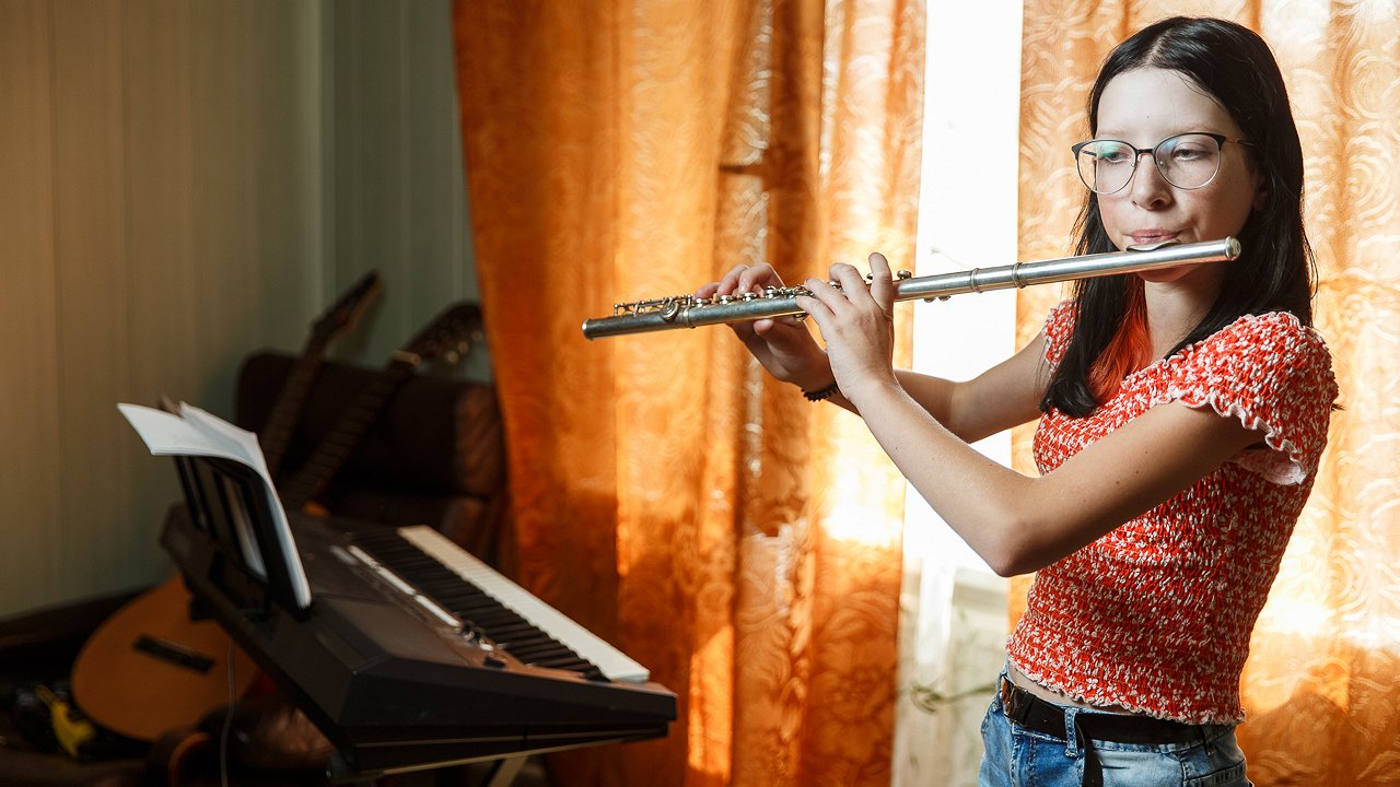 Элина играет на флейте и других музыкальных инструментах.