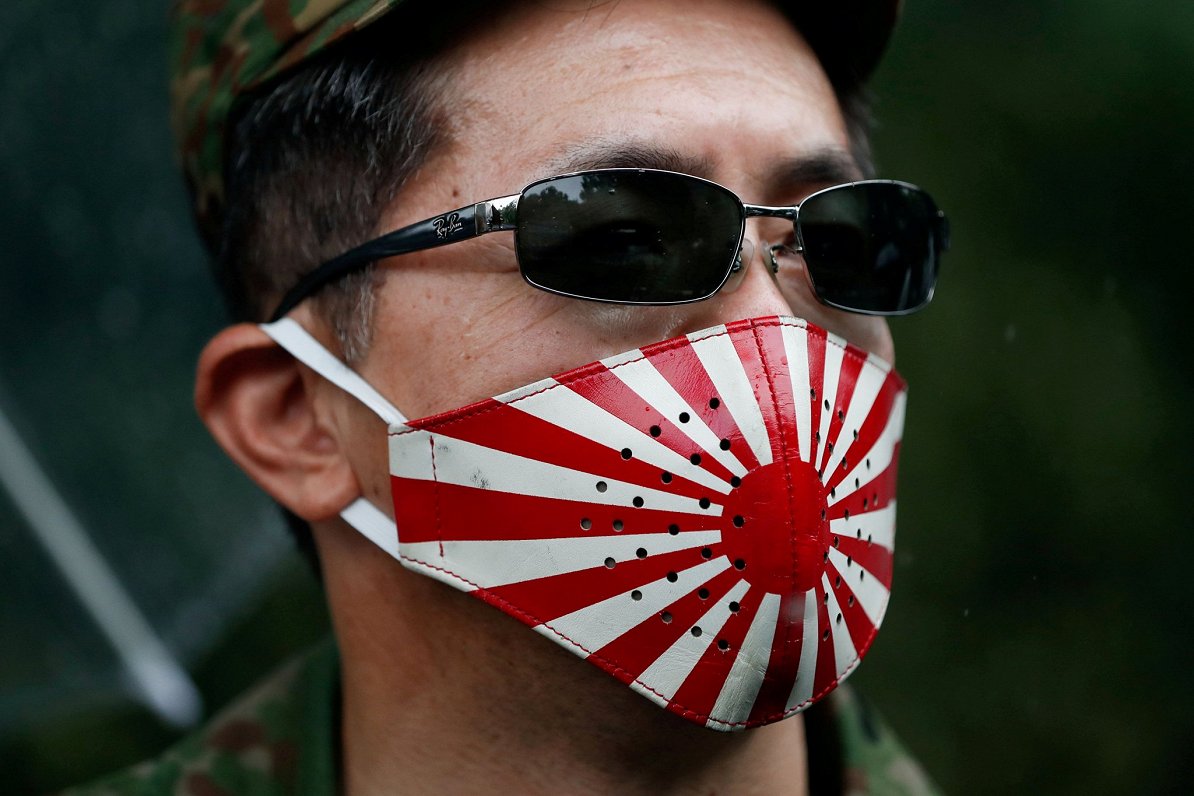 Japānas iedzīvotājs ar sejas masku