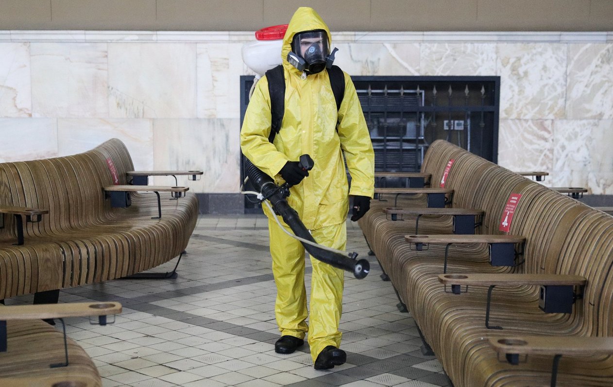 Darbinieks veic dezinfekciju Kijevas dzelzceļa stacijā Maskavā