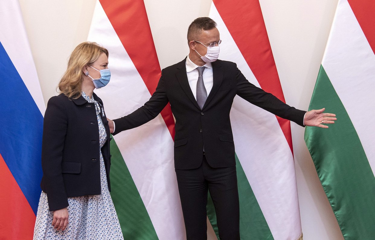 Ungārijas ārlietu ministrs Peters Sījārto ar &quot;Gazprom&quot; vadības pārstāvi Jeļenu Burmistrovu...