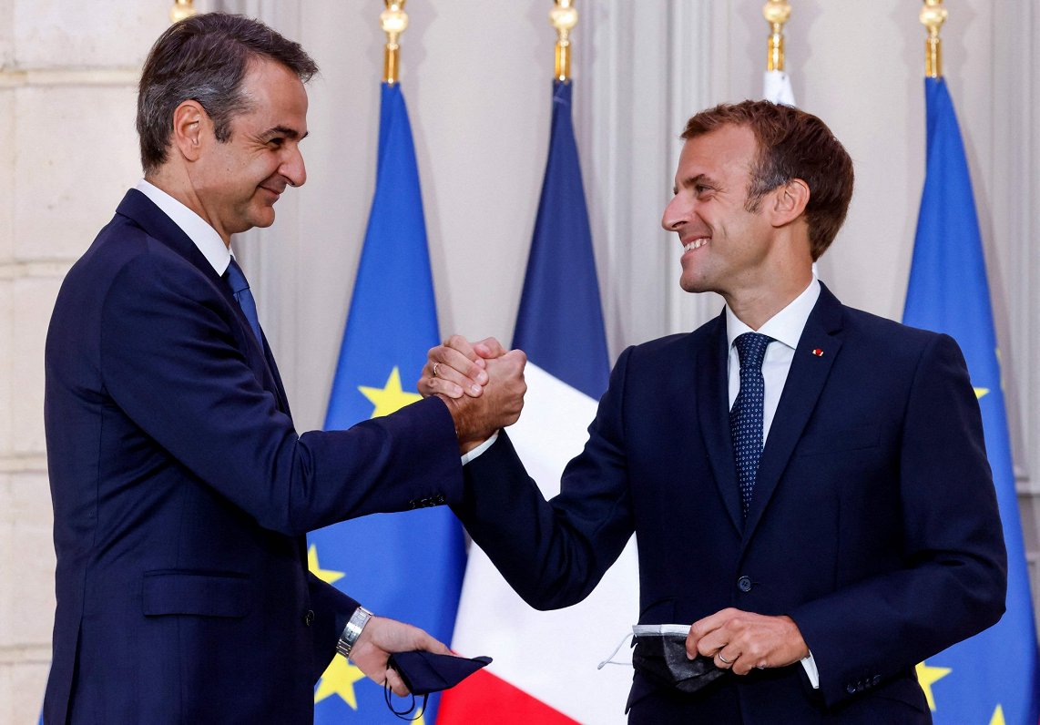 Francijas prezidents Emanuels Makrons (no labās) un Grieķijas premjers Kirjaks Micotakis