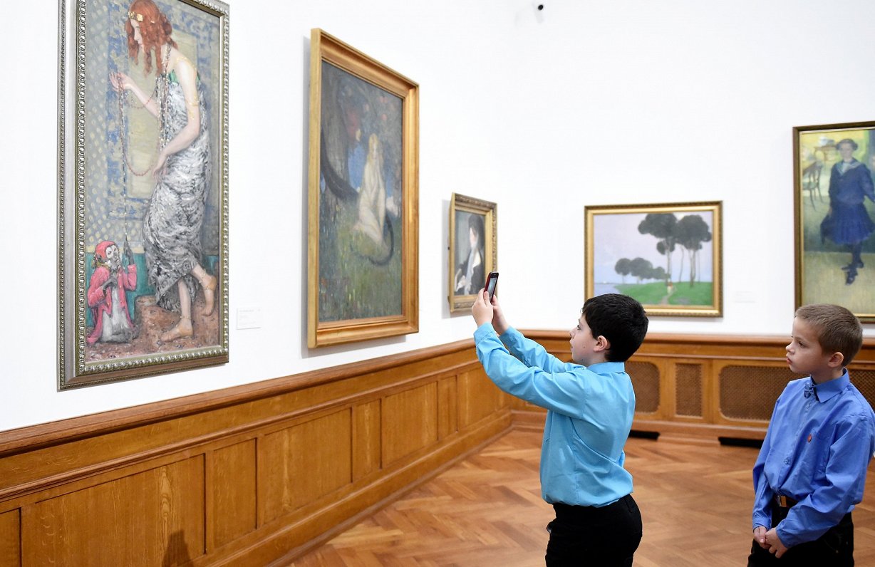 &quot;Latvijas skolas soma&quot; dalībnieki dodas ekskursijā pa Latvijas Nacionālo Mākslas muzeju.