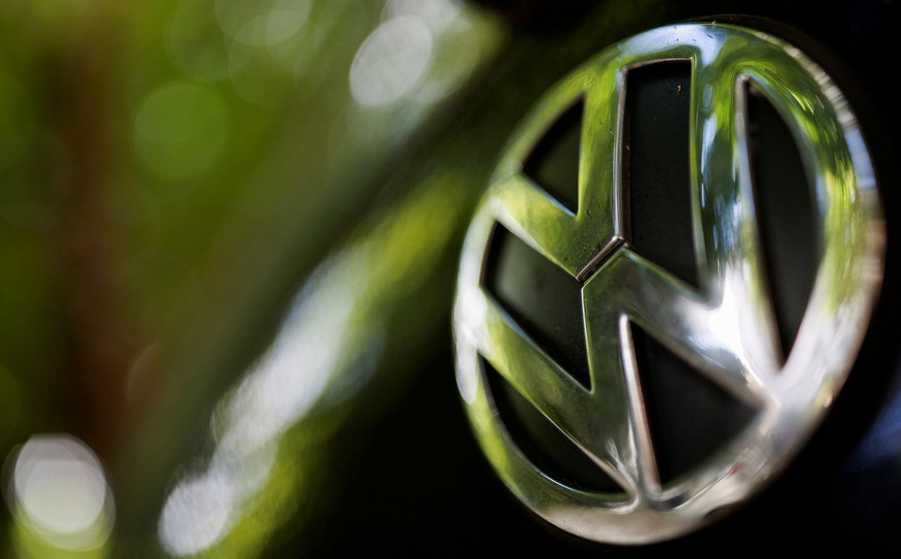 Vācu autoražotāja &quot;Volkswagen&quot; logotips uz mašīnas.
