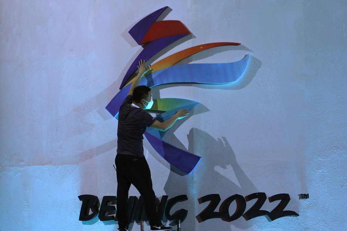 Pekinā uzstāda ziemas olimpisko spēļu emblēmu