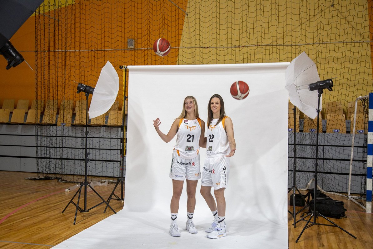 &quot;TTT Rīga&quot; basketbolistes Līva Krūmiņa (pa kreisi) un Šantele Hendija mediju dienā