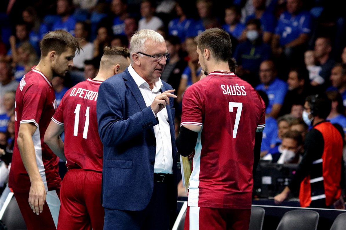 Avo Kēls (centrā) Latvijas volejbola izlases spēlē pret Igauniju