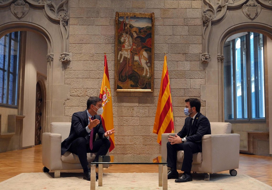 Spānijas premjers Pedro Sančess (no kreisās) tiekas ar Katalonijas līderi Peri Aragonesu
