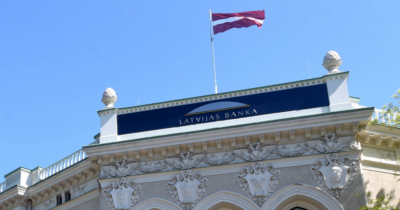 Valsts karogs uz Latvijas bankas ēkas.