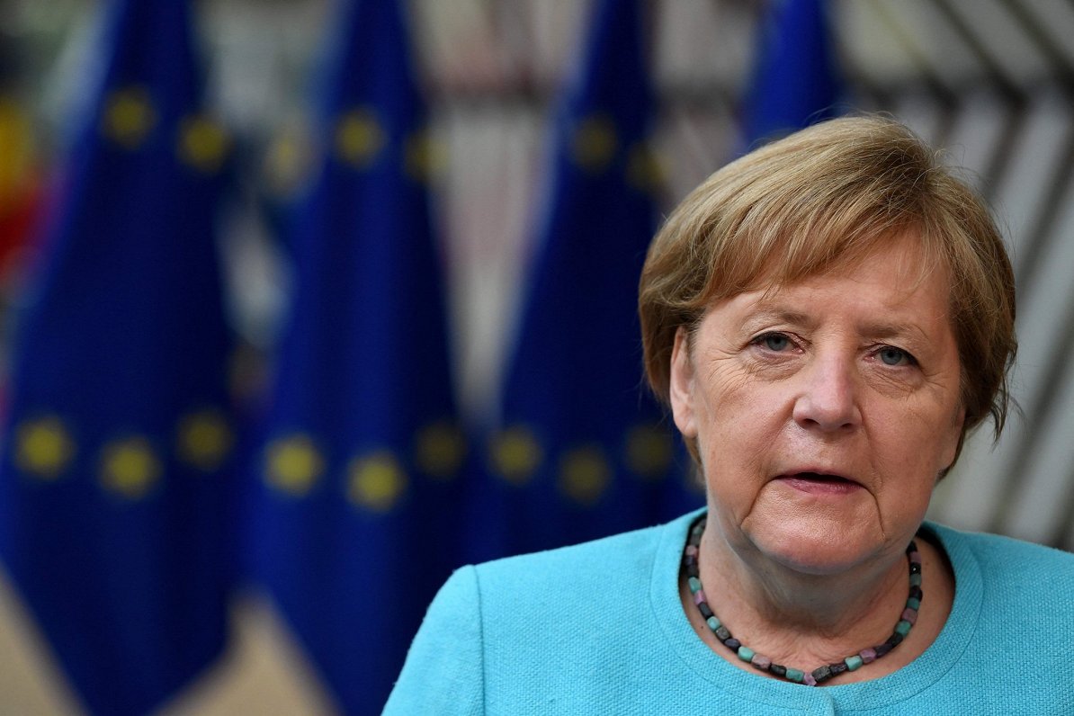 Vācijas kanclere Angela Merkele uz ES karogu fona.