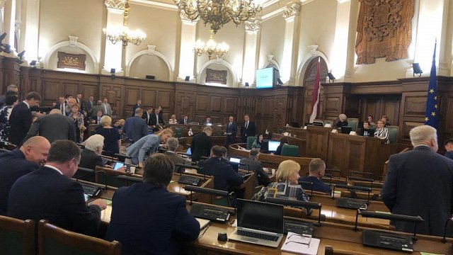 Gobzema dēļ Saeimas sēde tomēr notiks attālināti; Covid-19 sertifikāta nav 5 deputātiem