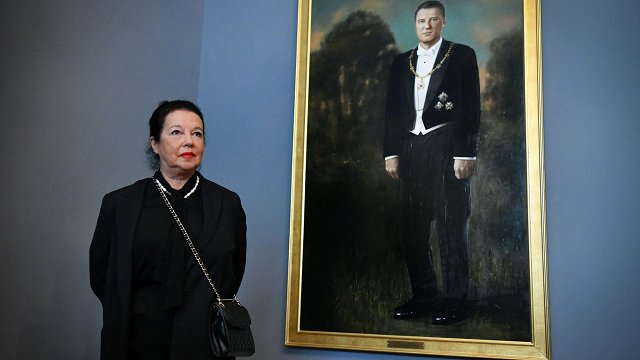 FOTO: Rīgas pilī prezentē griestu gleznojumus un Raimonda Vējoņa portretu