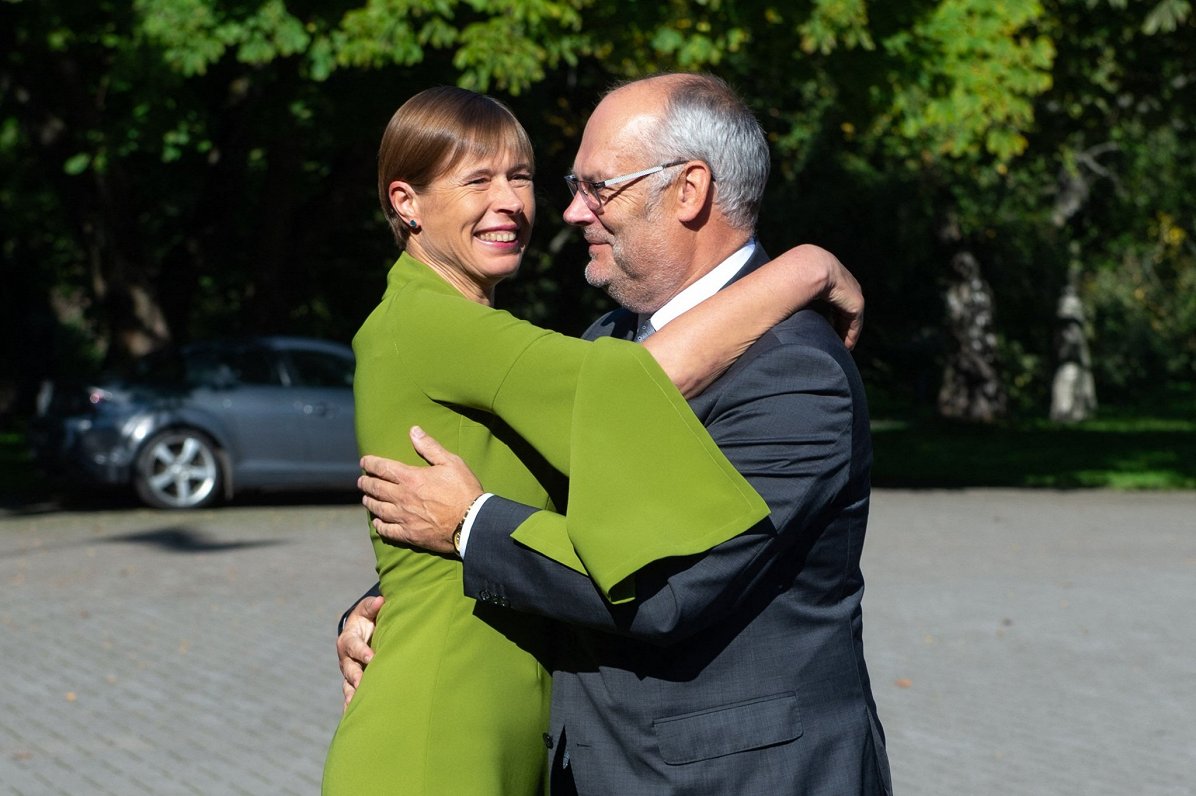 Līdzšinējā prezidente Kersti Kaljulaida sveic jaunievēlēto prezidentu Alaru Karisu