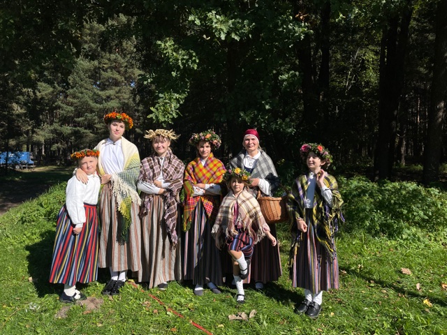 Siguldas novada Allažu tautas nama folkloras kopa &quot;Tiptaiņi&quot;