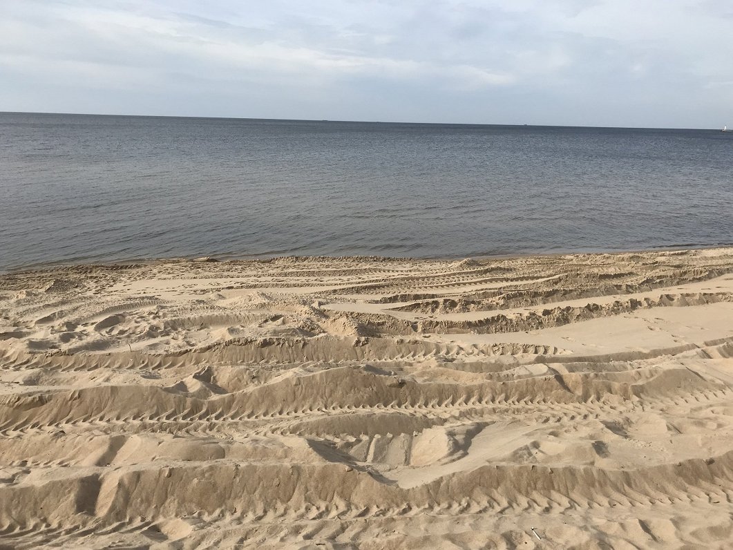 Daugavgrīvas pludmalē atrastā kuģa fragmenta vieta pēc aizbēršanas ar smiltīm.
