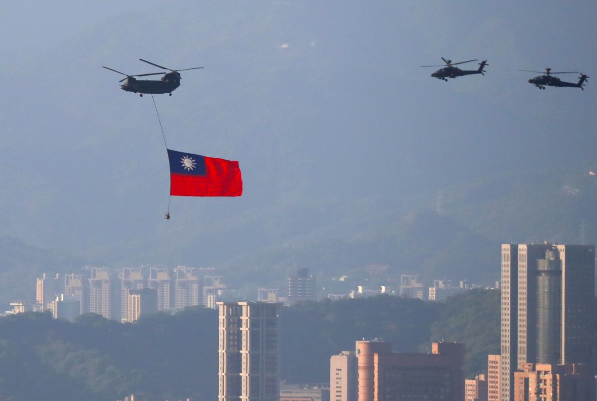 Taivānas armijas helikopteri ar Taivānas karogu