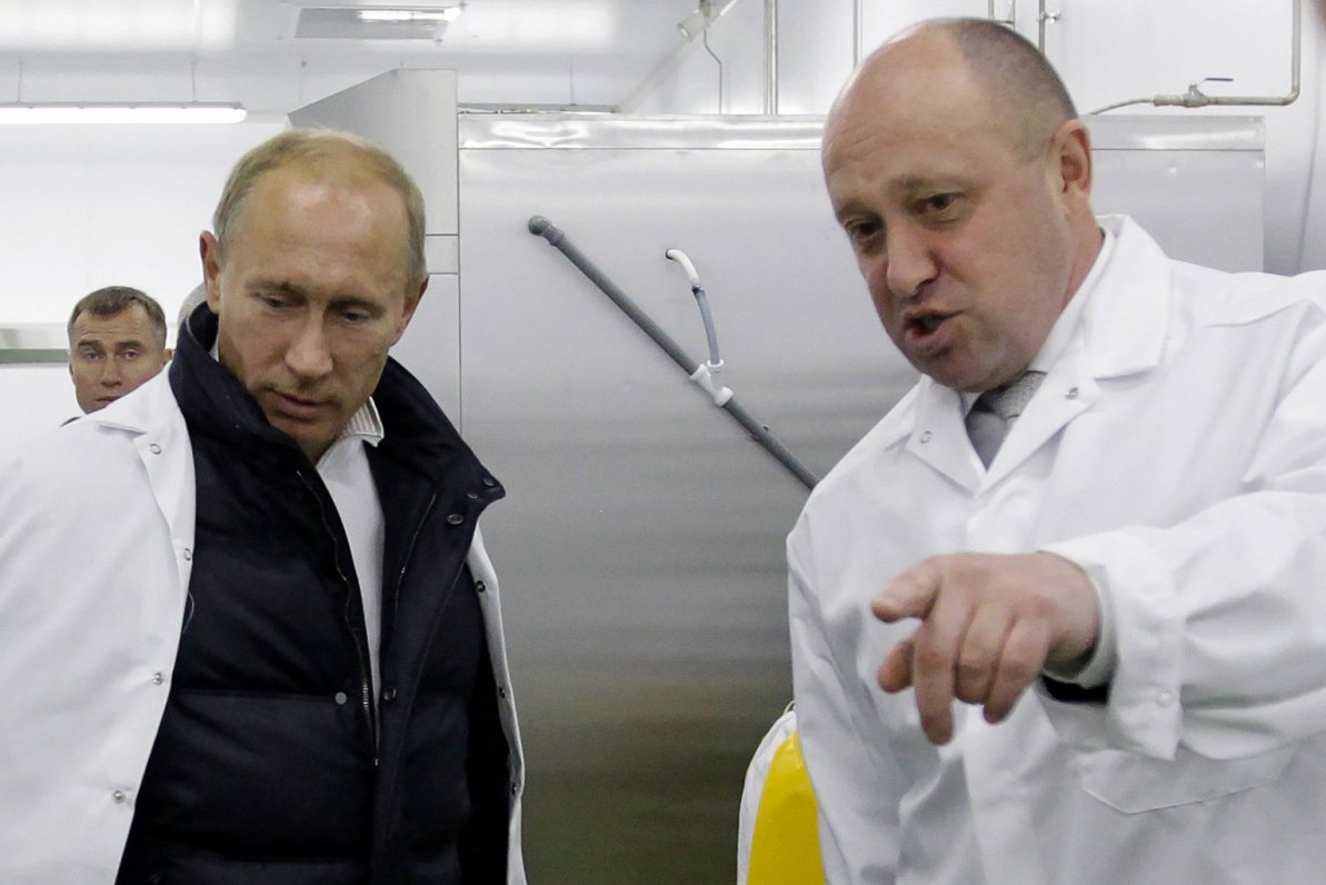 Krievijas prezidents Vladimirs Putins ar savu draugu, uzņēmēju Jevgeņiju Prigožinu, kurš tiek saistī...