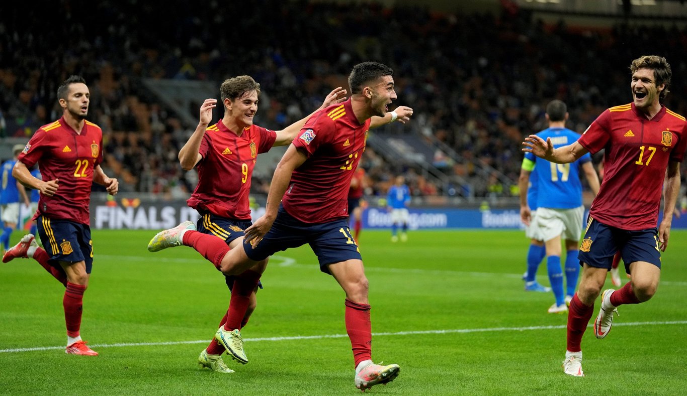 Spānijas futbolisti līksmo par vārtu guvumu spēlē pret Itāliju