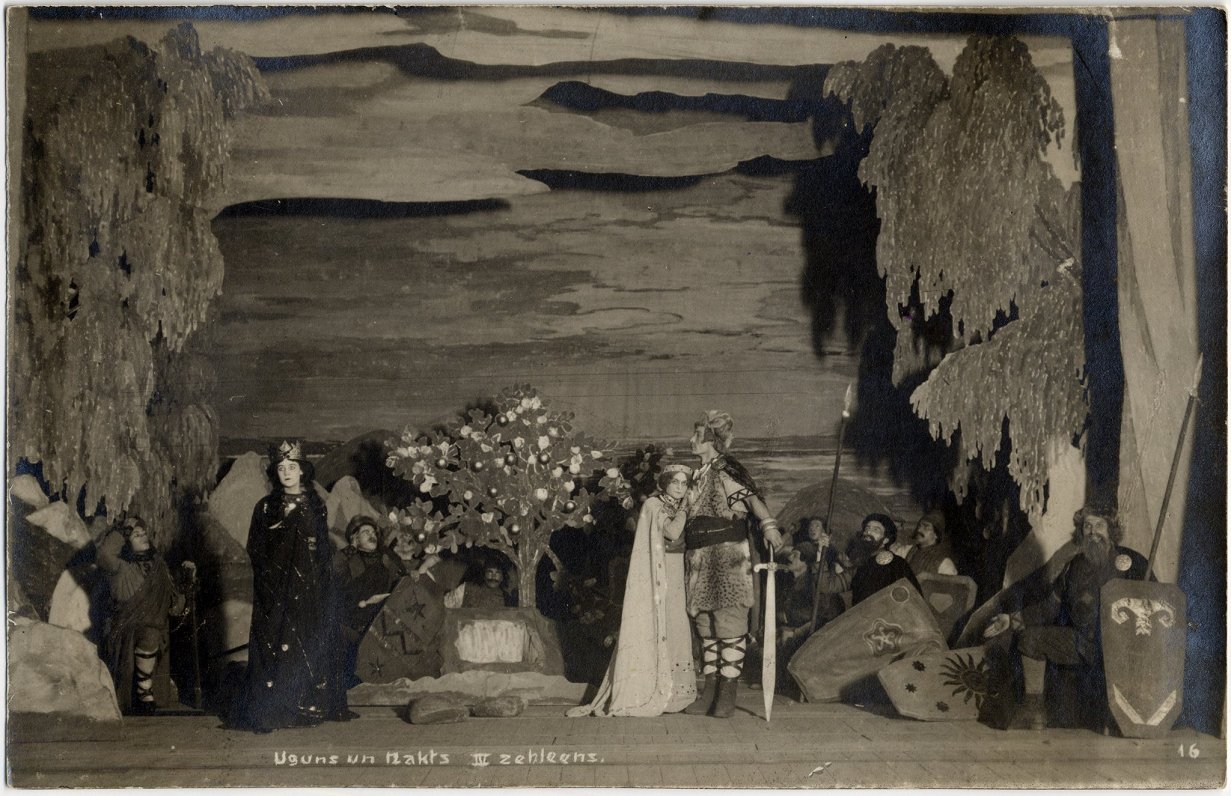 Skats no Raiņa lugas &quot;Uguns un nakts&quot; iestudējuma Jaunajā Rīgas teātrī (1911). Režisors Al...